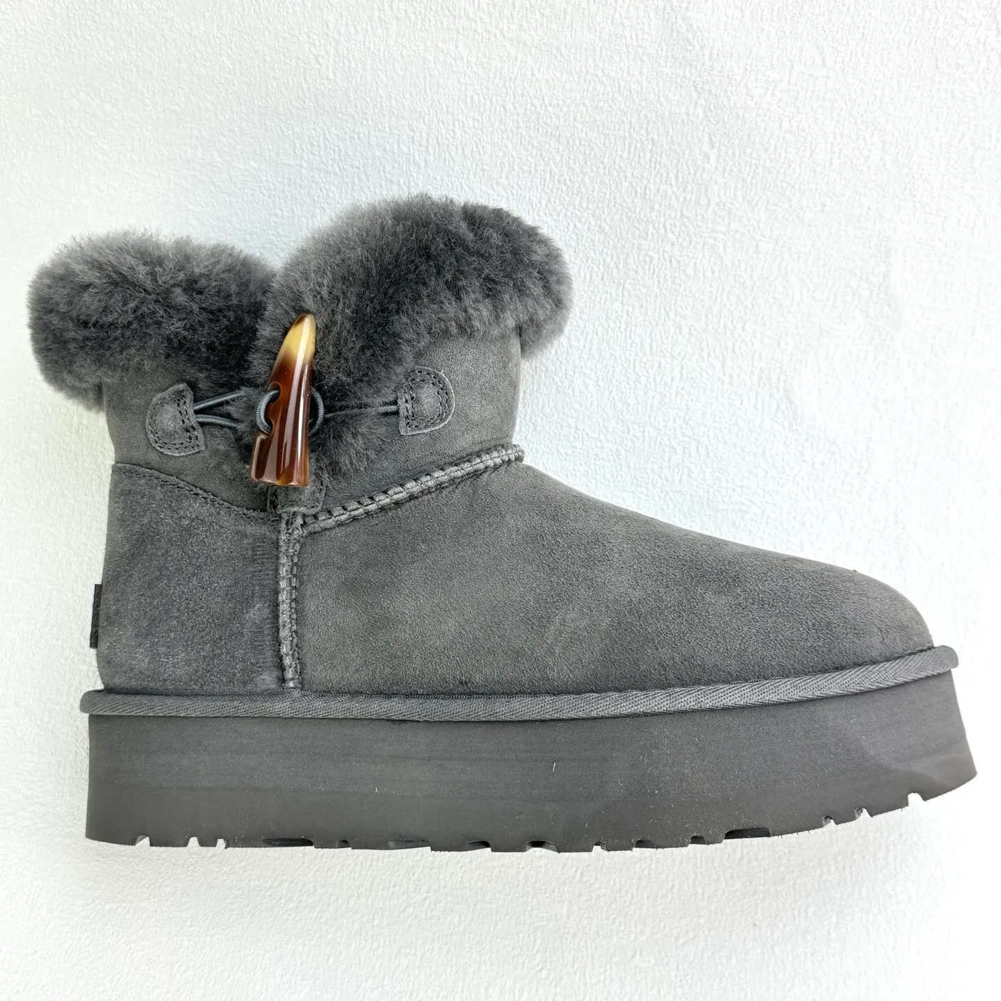 Pick up locally 💰480 The core recommendation is good price. The platform’s foreign trade is exclusive to UGG Classic Short II horn buckle women’s snow boots 1118816 Produced by the ten-year-old brand shoemaking factory production line. Pay attention to every detail. Longfeng A-grade genuine sheep fur is integrated. Completely built in accordance with the ZP process. Size: 35 36 37 38 39 40